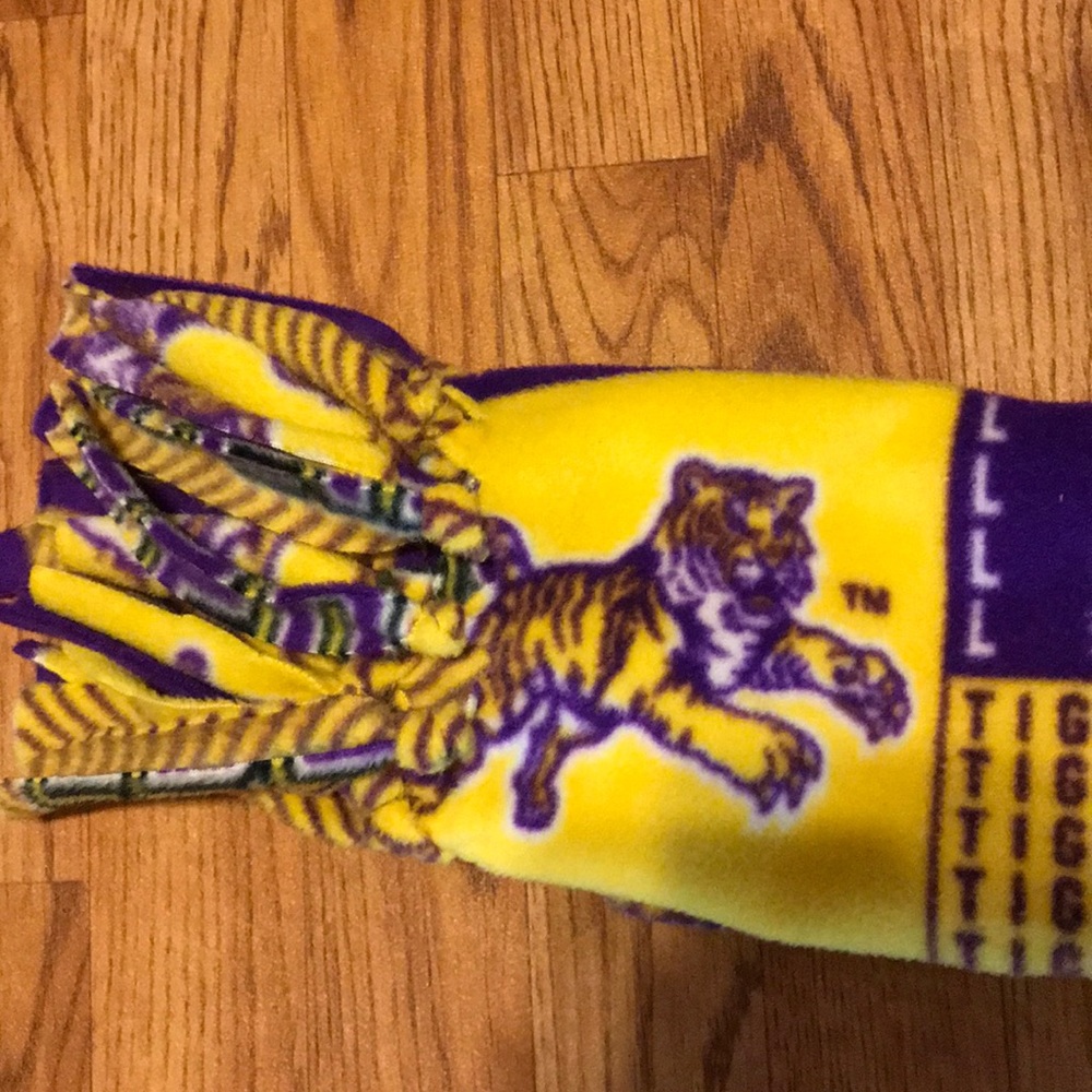 LSU Fleece Scarf 💕 - Picture 6 of 8